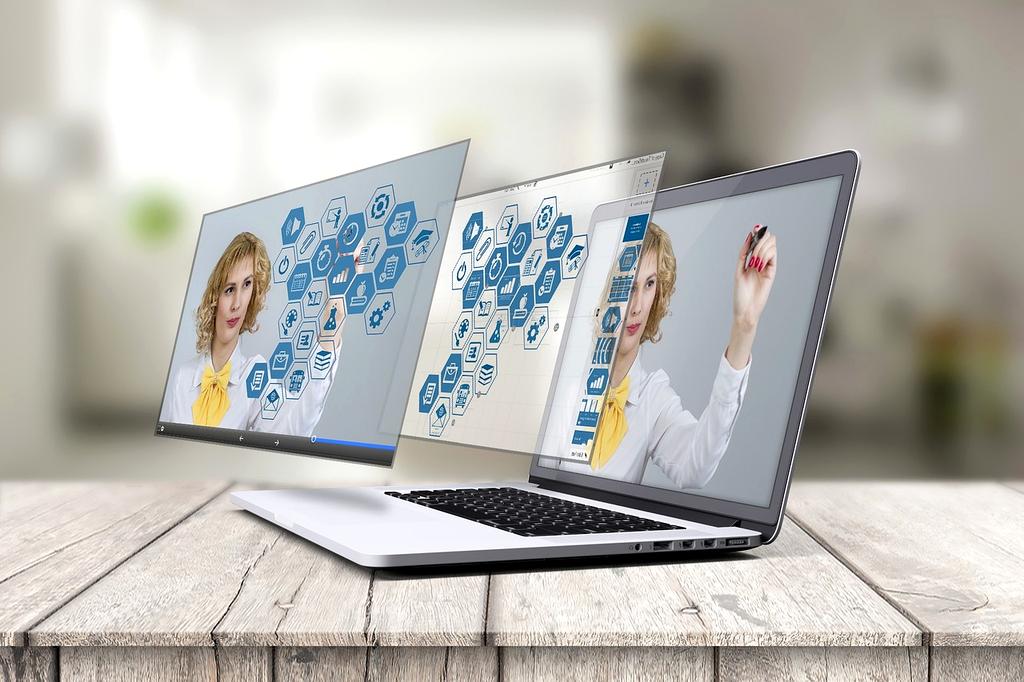 Exposition de réalité virtuelle avec visiteurs